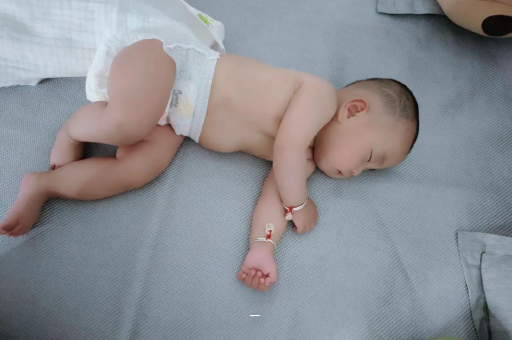 试管包生男孩哪家专业几个月宝宝可以竖抱
